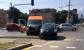 Линейка и кола се удариха на кръстовище в София