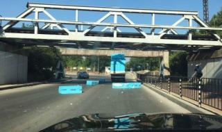 Камион се заклещи под мост в Пловдив