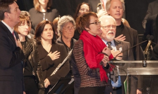 Простреляната Гифърдс напусна Конгреса, но не и политиката