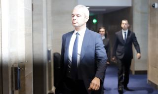 Лидерът на "Възраждане" Костадинов поиска ревизионните актове за невнесените от "Лукойл" данъци