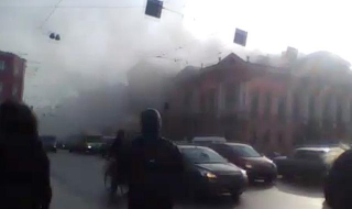 В Санкт Петербург гори дворец