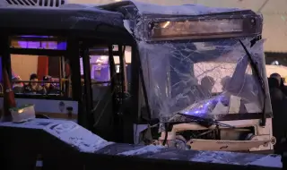 Двама загинали и най-малко 10 ранени при сблъсък между автобус и влак в Русия