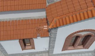 Инцидент в Пловдив: Делтапланерист падна върху покрив на храм в Стария град, невредим е  