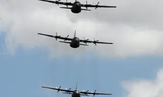 Military plane with 125 people on board crashes in Colombia 