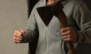 Ревнив търновец реже с трион жена си, млати я с брадва пред децата