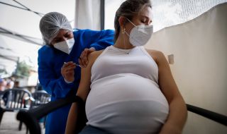 Ваксинирането на бременни жени предпазва и плода им от COVID-19