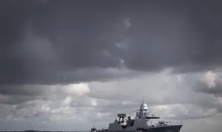 Руска фрегата изстреля сигнални ракети по датски военен хеликоптер край Гедсер