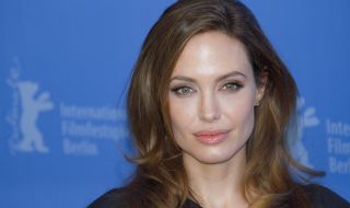 Анджелина Джоли заприлича на бабичка 