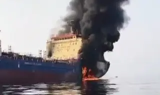 Поразен от снаряд кораб гори край бреговете на ОАЕ