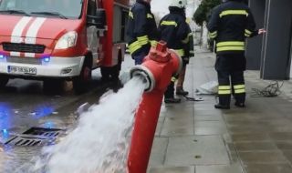 Шофьор отнесе стълб, пътен знак, улична лампа и пожарен кран в Пловдив, заби се в гараж 