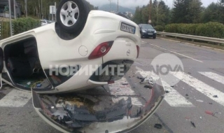 Кола се обърна по таван, не успя да спре на пешеходна пътека