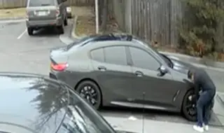 Крадец открадна скъпо BMW, докато собственикът помпа гумите му (ВИДЕО)