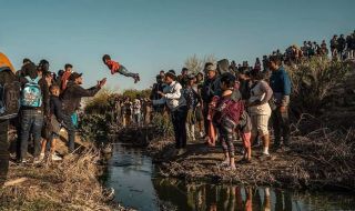 Новопристигнали мигранти товарят граничните съоръжения на САЩ