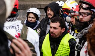 Протести, палежи и арести във Франция