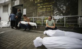 Палестинските здравни власти: Стрелба убива и ранява десетки в болница в Газа