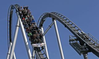 Пожар в увеселителен парк наложи евакуацията на близо 25 000 души