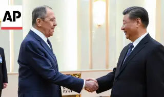Китайският президент Си Дзинпин и руският външен министър Сергей Лавров провеждат среща в Пекин