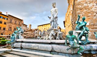 Турист повреди фонтана на Нептун във Флоренция (ВИДЕО)