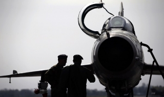 Опасно прелитане на руски самолети край американски разрушител