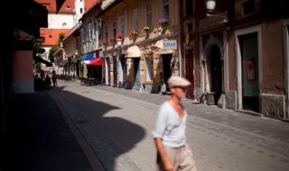 Словения затваря моловете и спира транспорта