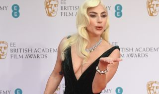 Лейди Гага гордо навири голо дупе (СНИМКА)