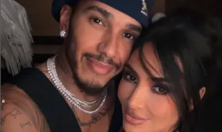 Kim Kardashian and Lewis Hamilton exchanged passionate kisses in front of the Eiffel Tower (PHOTOS)