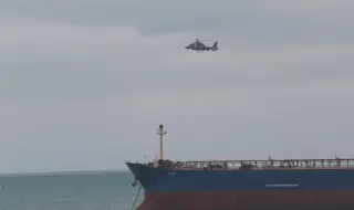 Операцията по изтегляне на „Кайрос“ край Ахтопол върви по план, съобщиха от Министерството на транспорта