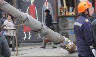 Стълб падна на кръстовище в центъра на София