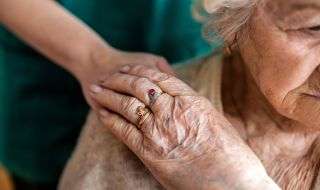 Как болничният престой се превръща в ужас за хора с деменция