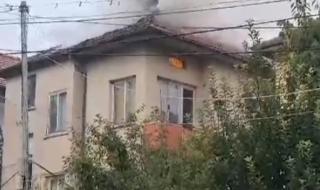 Мълния удари къща в Мездра, подпали покрива ѝ