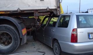 Камион отнесе пет леки автомобила в Петрич