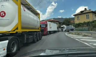 По-скъпи такси и трафик край Кресна не спират българите към Гърция