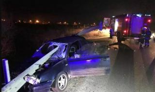 Кола се вряза в мантинела, шофьорът - с опасност за живота