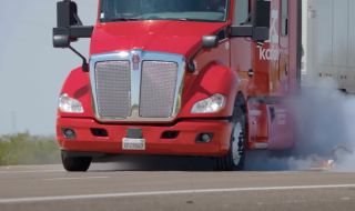 Какво се случва когато автономен камион спука гума по време на движение? (ВИДЕО)