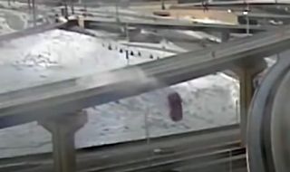 Шофьор на пикап оцеля след падане от 20-метров надлез (ВИДЕО)