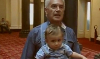 Сидеров разходи сина си в парламента