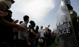 Гранати и куршуми летяха срещу бежанците в Идомени