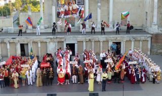 Футболни фенове окървавиха фолклорен фестивал в Пловдив с уговорен бой