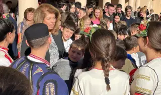 Илияна Йотова чете любими приказки на деца в Перник