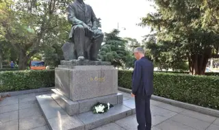 Министър Вълчев поднесе цветя на паметника на Иван Вазов