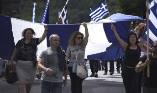 Бесни гърци блокират пътища заради Македония