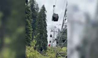 Над 300 туристи в Индия заседнаха на височина 150 метра
