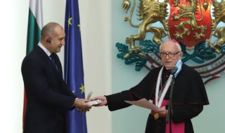 Президентът отличи посланика на Ватикана у нас