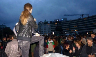 Опасно напрежение пред парламента (Обновена в 22:18 ч.)