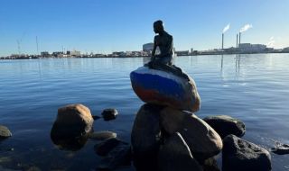 Вандали изрисуваха руското знаме върху статуята на "Малката русалка" в Копенхаген