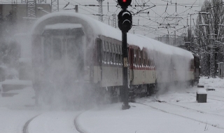Замръзнали стрелки на жп линии спряха влакове