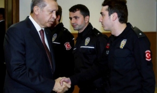 Ръкува ли се Ердоган с убиеца на руския посланик?