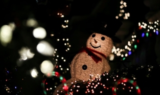 Сърфирането във Фейсбук по Коледа ни прави нещастни