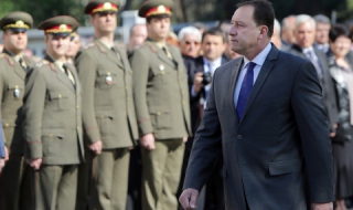 Министър Найденов на посещение в база "Атия"