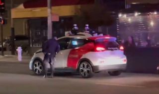 Това ли е бъдещето? Полицаи спряха автономна кола без шофьор, а тя се опита да избяга (ВИДЕО)